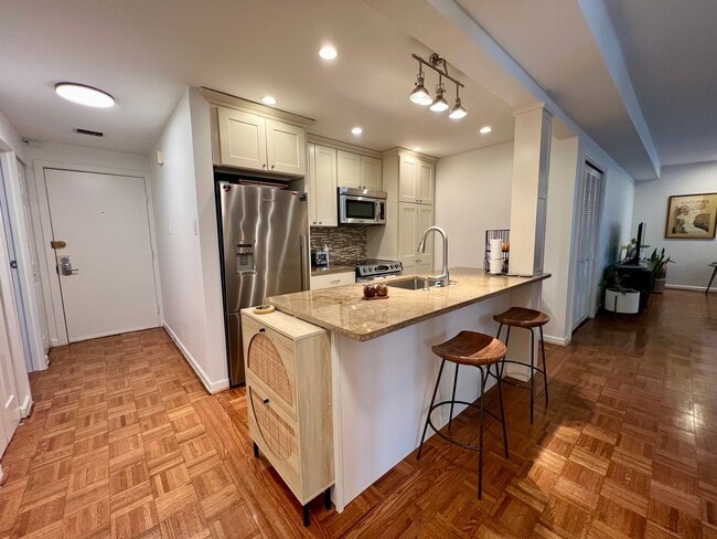 Building Photo - Gorgeous 2-Bed/2-Bath Condo in the Heart of Old City! Available August 1st! Unit 422