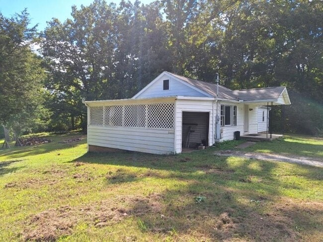 Photo - Knoxville 37914 - 3 bedroom, 1 bath home - Contact Tara Hayes (865) 242-8010