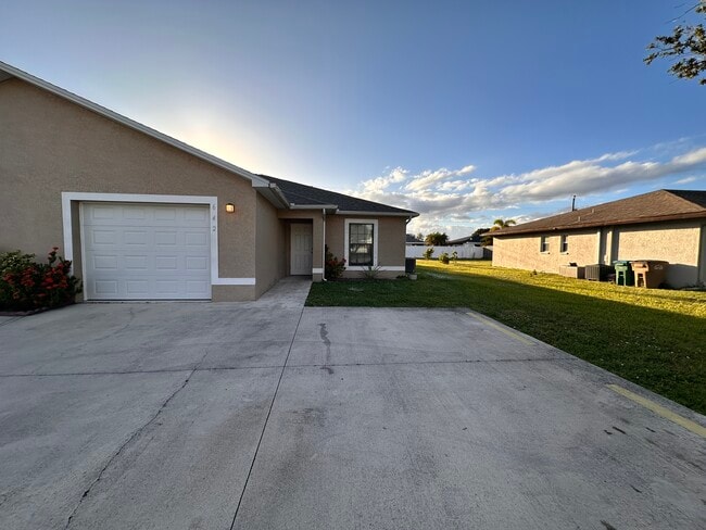 Building Photo - 642 SE 13th Ct