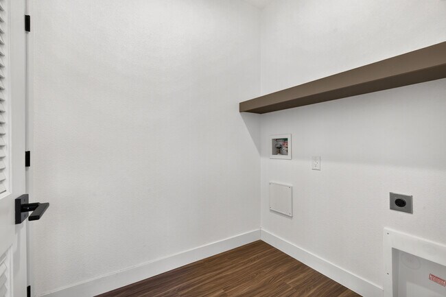 Photo - 464 Jessop Ave