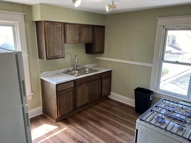 Building Photo - 8 Rocket St