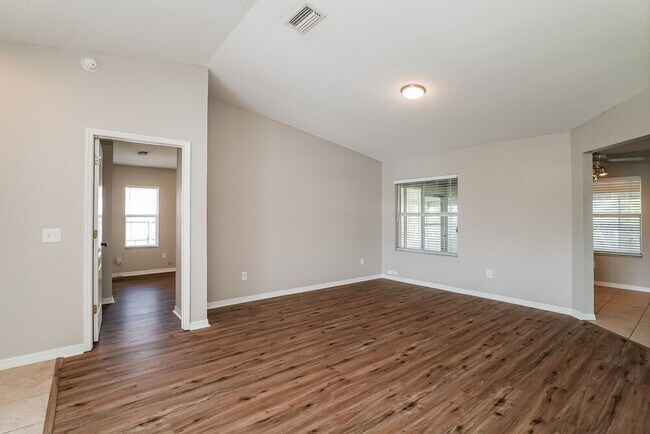 Photo - 4640 Burlington Rd