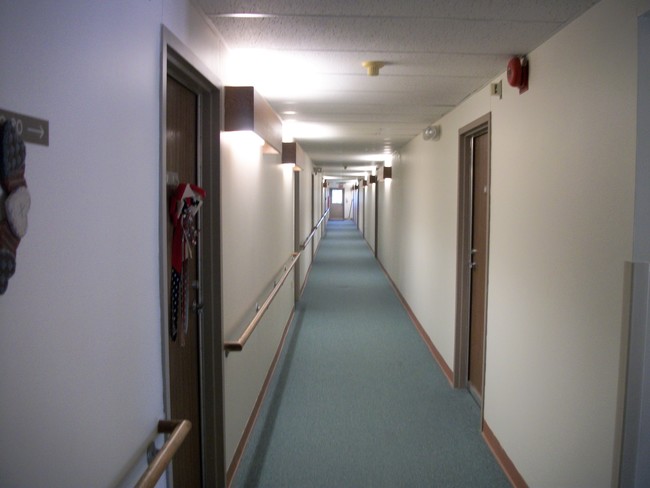 common area hallway - 711 W Jefferson St Apartments Unit 1