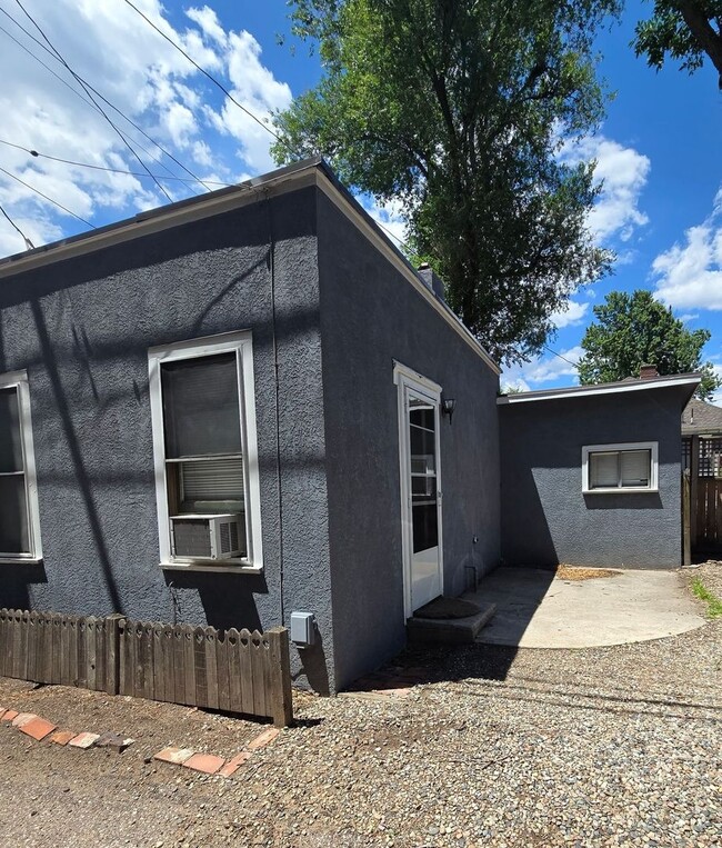 Building Photo - Cute Cottage Close to Downtown!