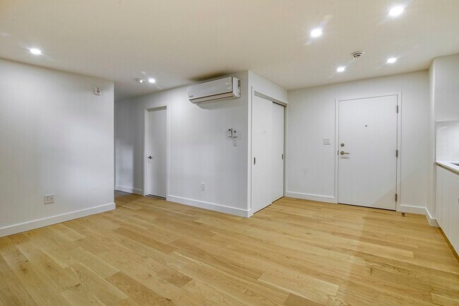 Photo - 10 Av. Rosemount Unit 4