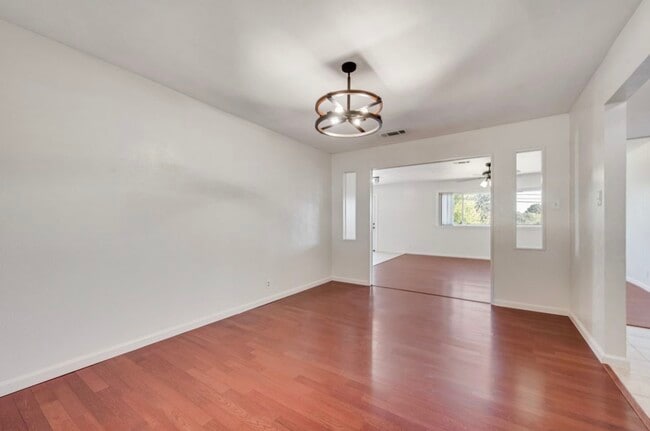 Photo - 411 Yorkshire Dr