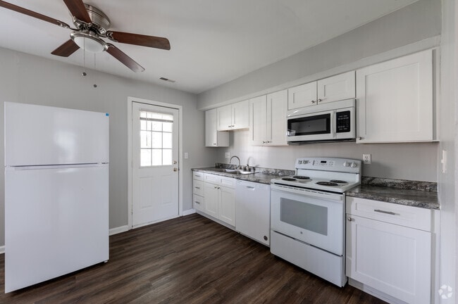2BR, 1BA - 790SF - Kitchen