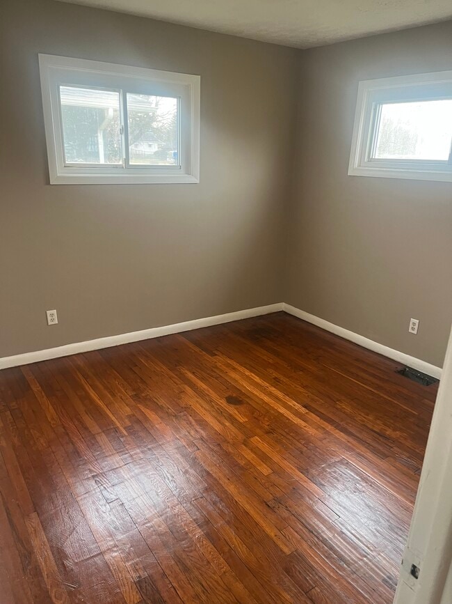 Photo - 1342 Koebel Rd