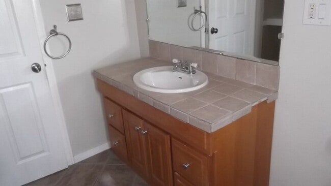 1153 W 37th Pl Unit 1