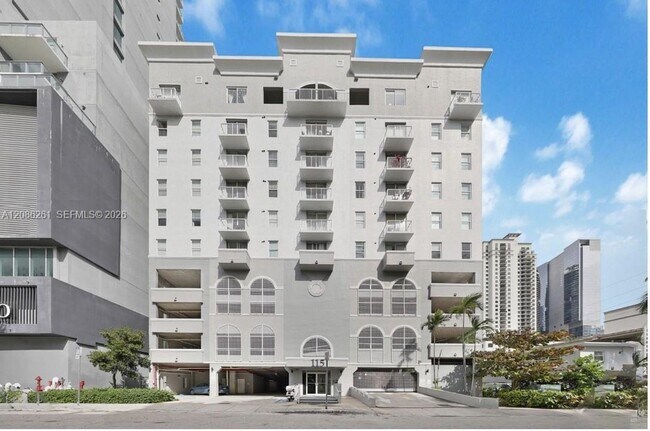 Building Photo - 115 SW 11th St Unit 704