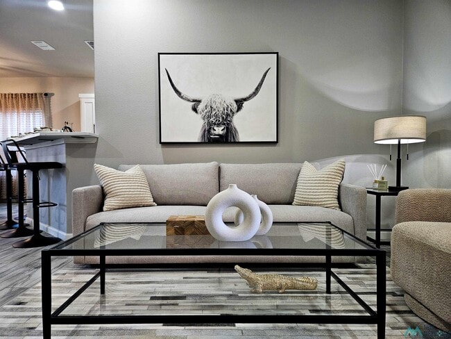 Photo - 510 W Dallas Ave