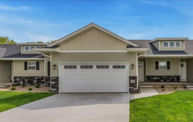 Building Photo - 3034 Sherwood Dr Unit 3034