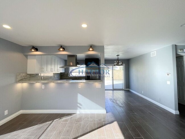 Photo - 22521 Meyler St