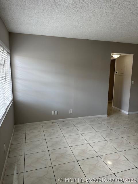 1004 Twin Lakes Dr