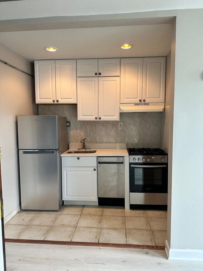 Building Photo - Large studio east of Chicago River Unit 207