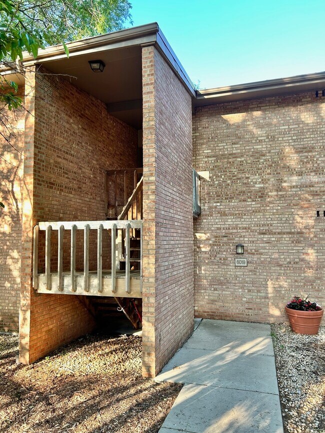 Photo - 6019 Forest View Rd Unidad 2B Rental