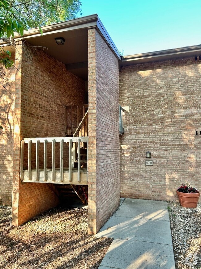 Building Photo - 6019 Forest View Rd Unit 2B Rental