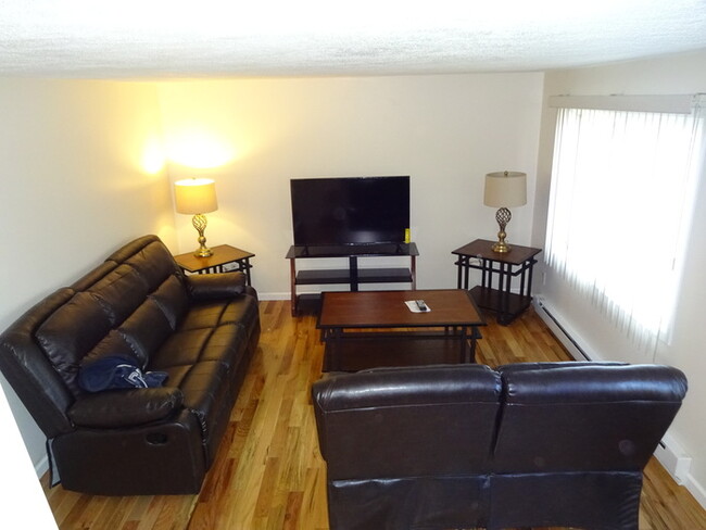 Furnished 2 Bed/1.5 bath townhouse. - Furnished 2 Bed/1.5 bath townhouse.