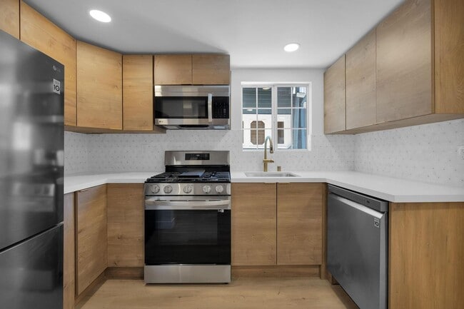Building Photo - 4554 North Ave Unit 4552 #7