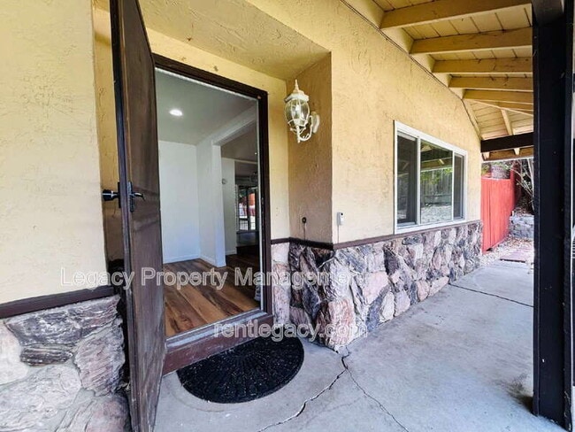 Photo - 493 Dahlia St