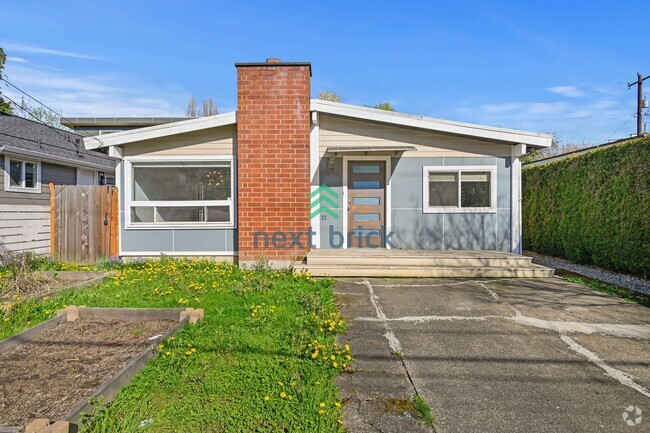 Building Photo - Elegant 3 bed & 2 bath single family house...