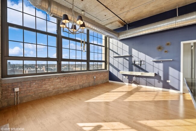 Photo - 3963 W Belmont Ave Unidad 517