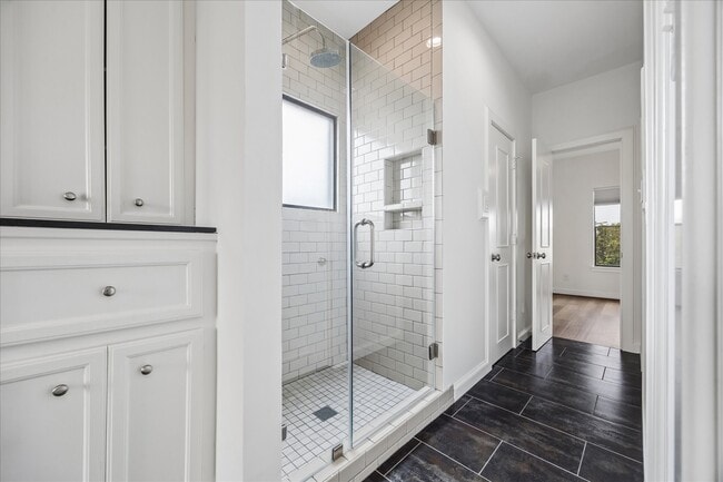 Photo - 2510 Genesee St