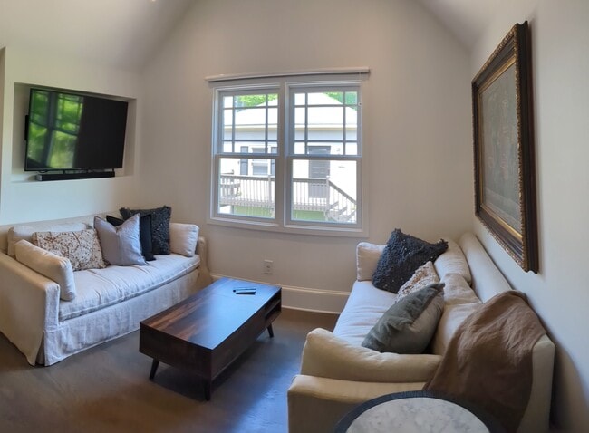 Building Photo - 830 Myrtle St NE Unit B