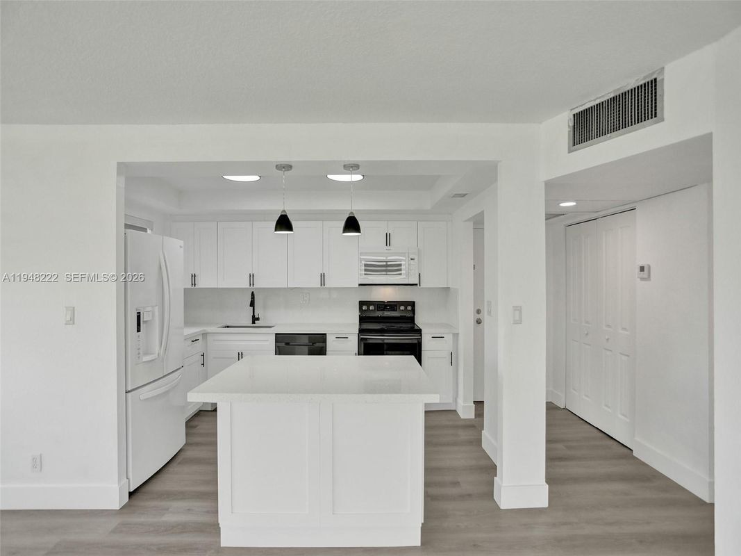 Photo - 2771 Taft St