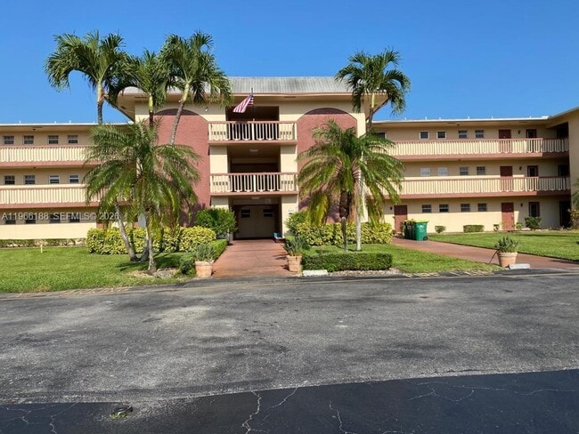 Building Photo - 1001 Hillcrest Ct Unit 215