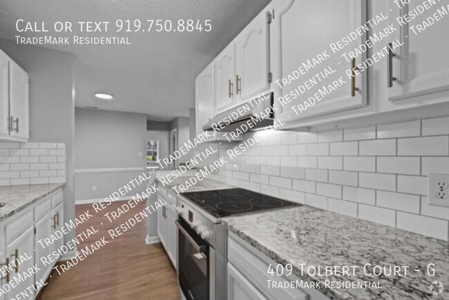 Building Photo - Beautifully Renovated Apartment Unit G