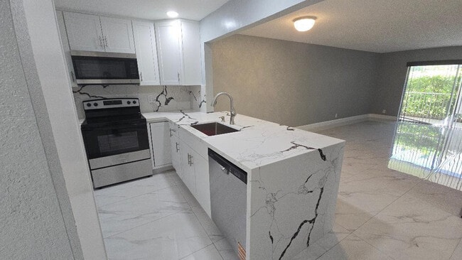 Photo - 3000 Riverside Dr Unidad 111