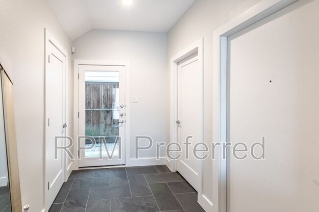 Photo - 4104 Spencer St