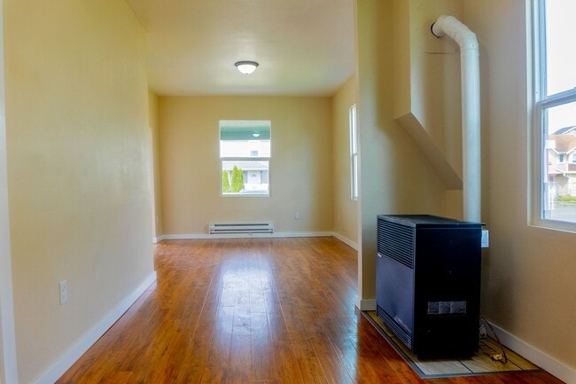 Photo - Spacious 3 bedroom / 2 bathroom single family home available in Tacoma!