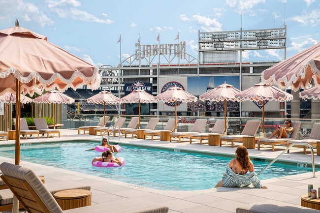 Rooftop Pool - Navy Yard Urby Rental