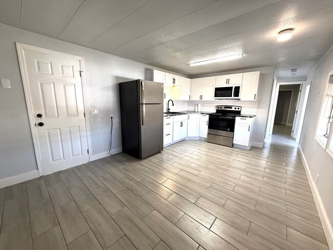 Photo - Charming Renovated 2-Bed / 1-Bath Mobile Home for Rent in Bradenton – Available Now!