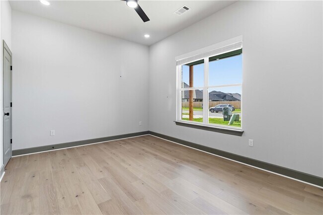 Photo - 980 Trestle Ln