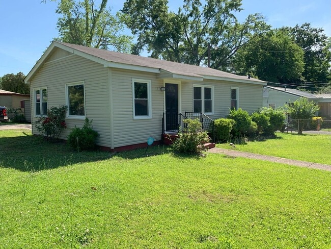 Large 4 Bedroom 2 Bath Home - Large 4 Bedroom 2 Bath Home