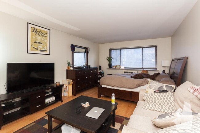 Photo - 0 bedroom in Chicago IL 60614 Unit 305