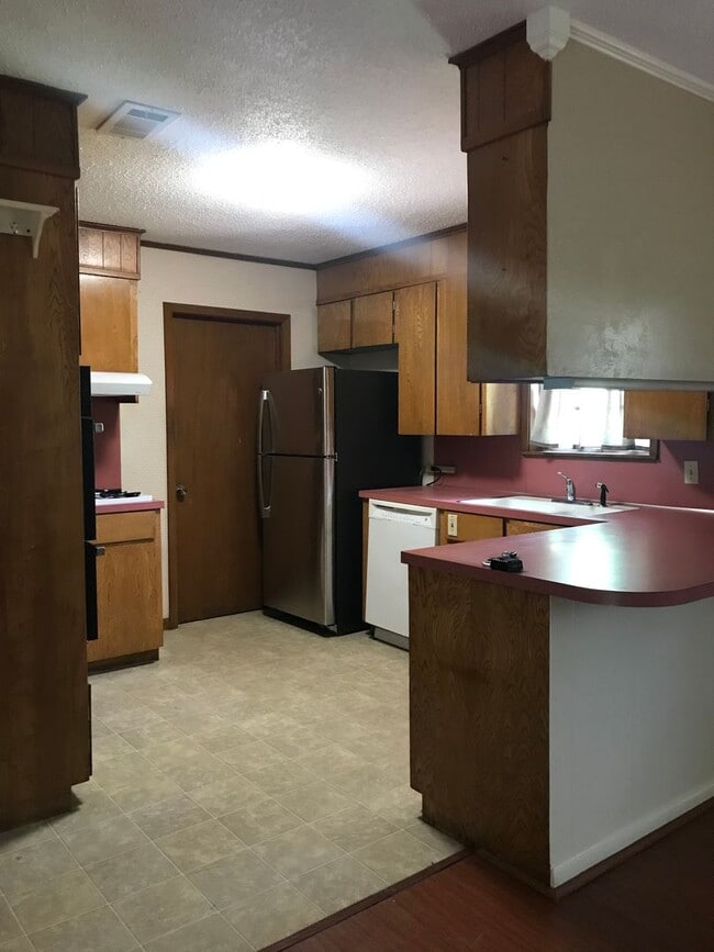 Photo - Close to Barksdale Air Force Base... Large yard that backs up to Park!!!