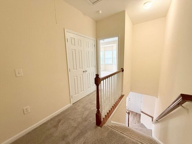 Beautiful END UNIT 2 Bed 2.5 Bath Town Home, NEW FLOORING THROUGHOUT!!