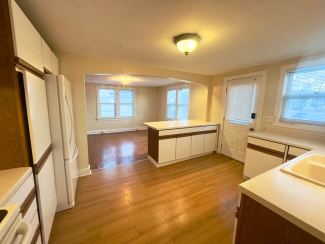 Building Photo - 622 Milwaukee St