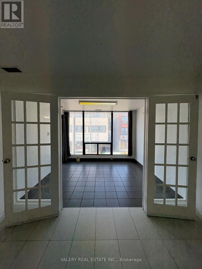 Photo - 603 Gerrard St E