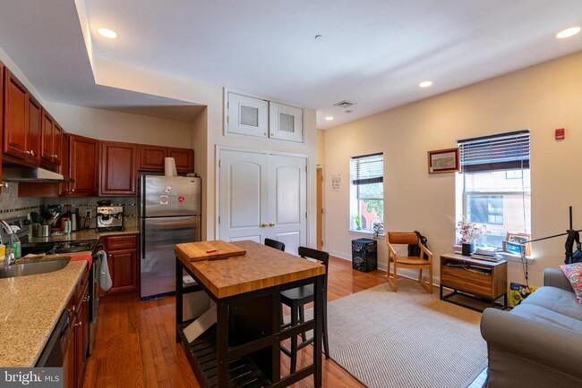 Photo - 1841 Bainbridge St Unidad 1