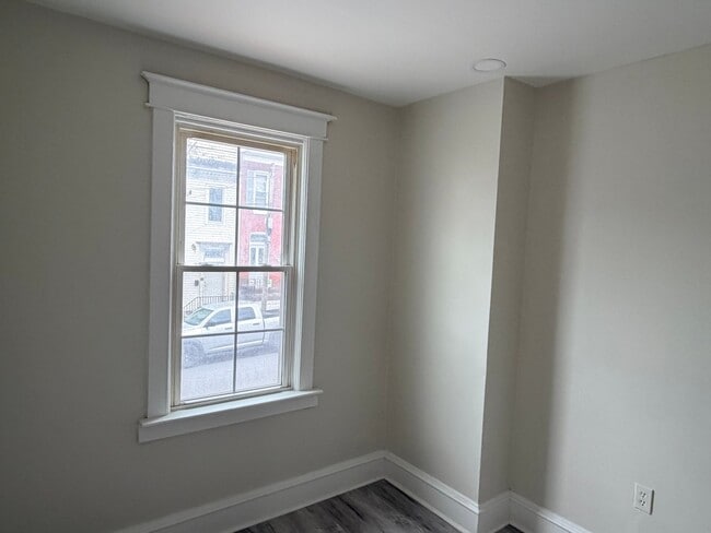 Photo - 1020 W Market St Unidad 2