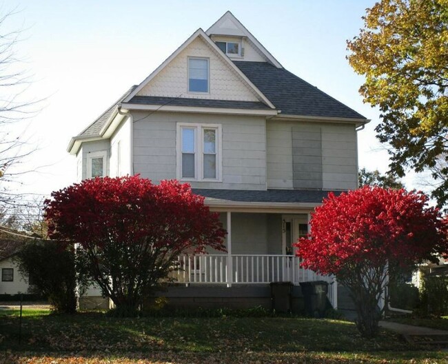 Building Photo - 515 1/2 Franklin St - Cedar Falls Rental