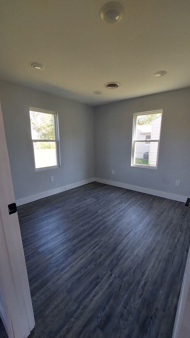 Photo - 1029 Emmons St