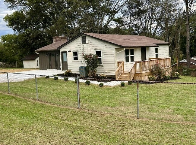 Building Photo - 304 Greenview Dr