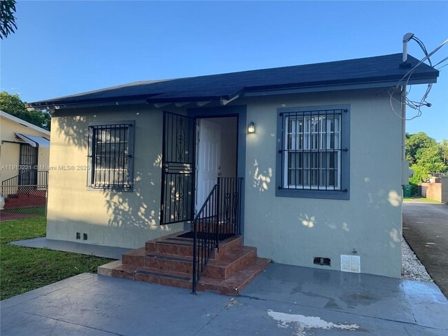 Building Photo - 2500 NW 24th Ave Unit 1