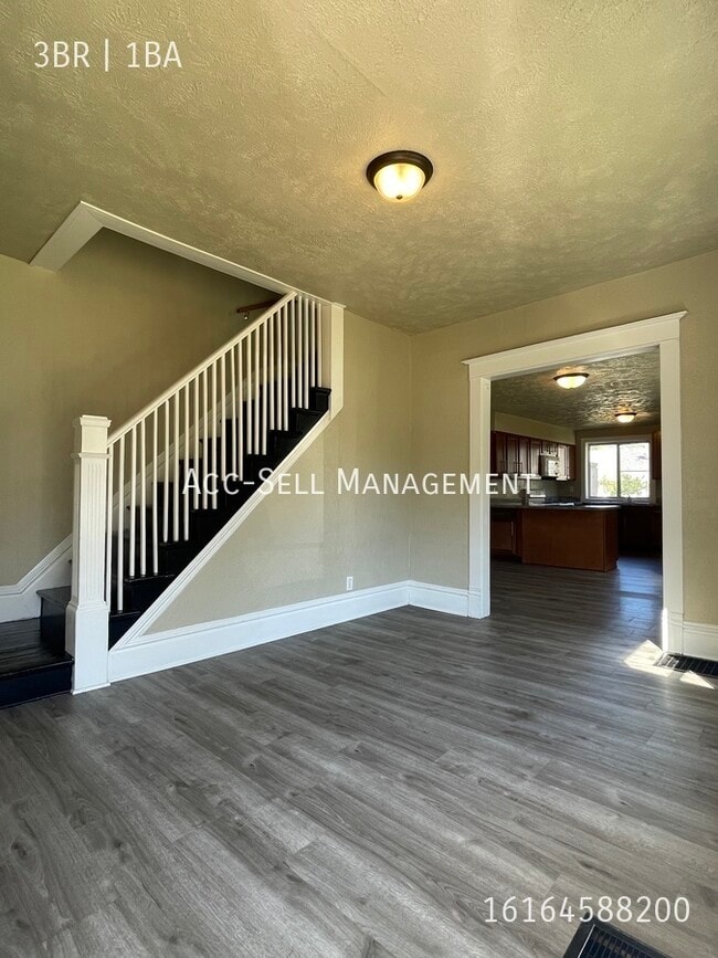 Photo - 439 Carrier St NE